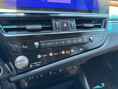 2025 Lexus ES 300h Luxury